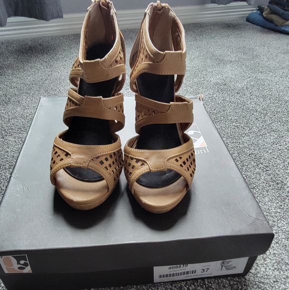 Nude Heels - Picture 3 of 4